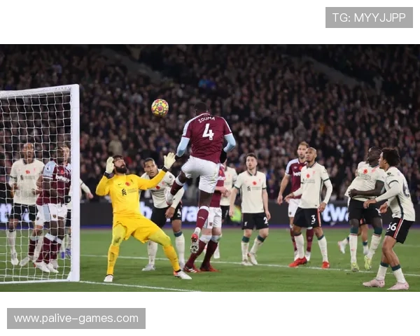 利物浦球迷怒火难平当众焚烧阿诺德六十六号球衣事件引发广泛争议