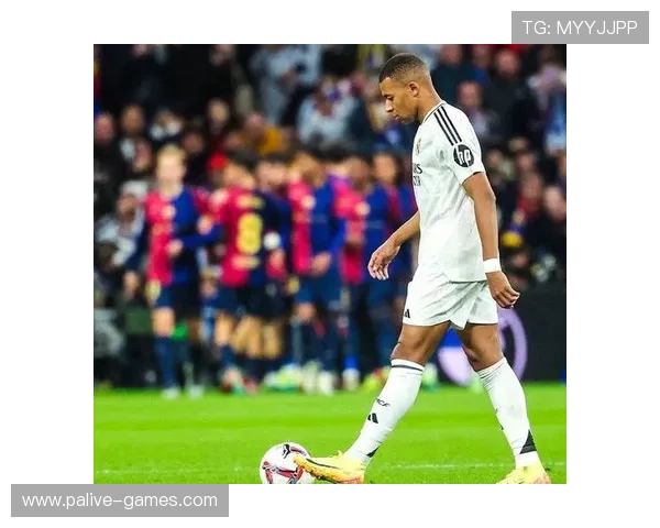 实拍球员尝试斯彩虹过人失败引发现场球迷爆笑反应